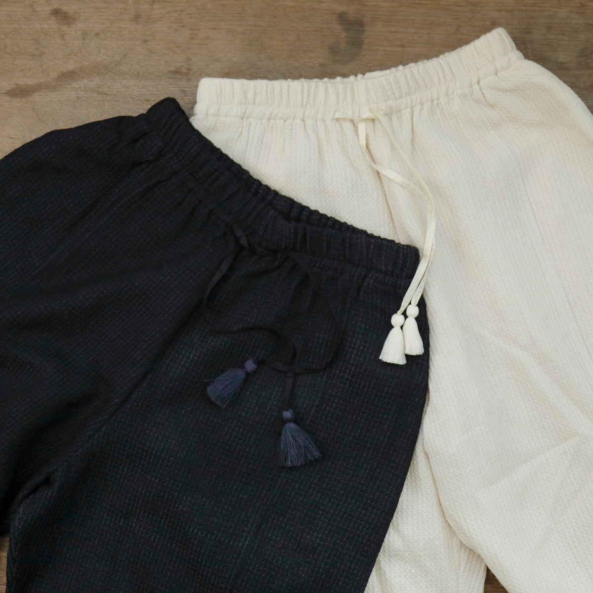 左：Charcoal、右：Ecru