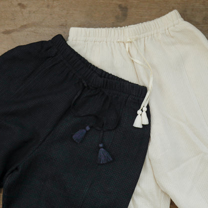 左：Charcoal、右：Ecru
