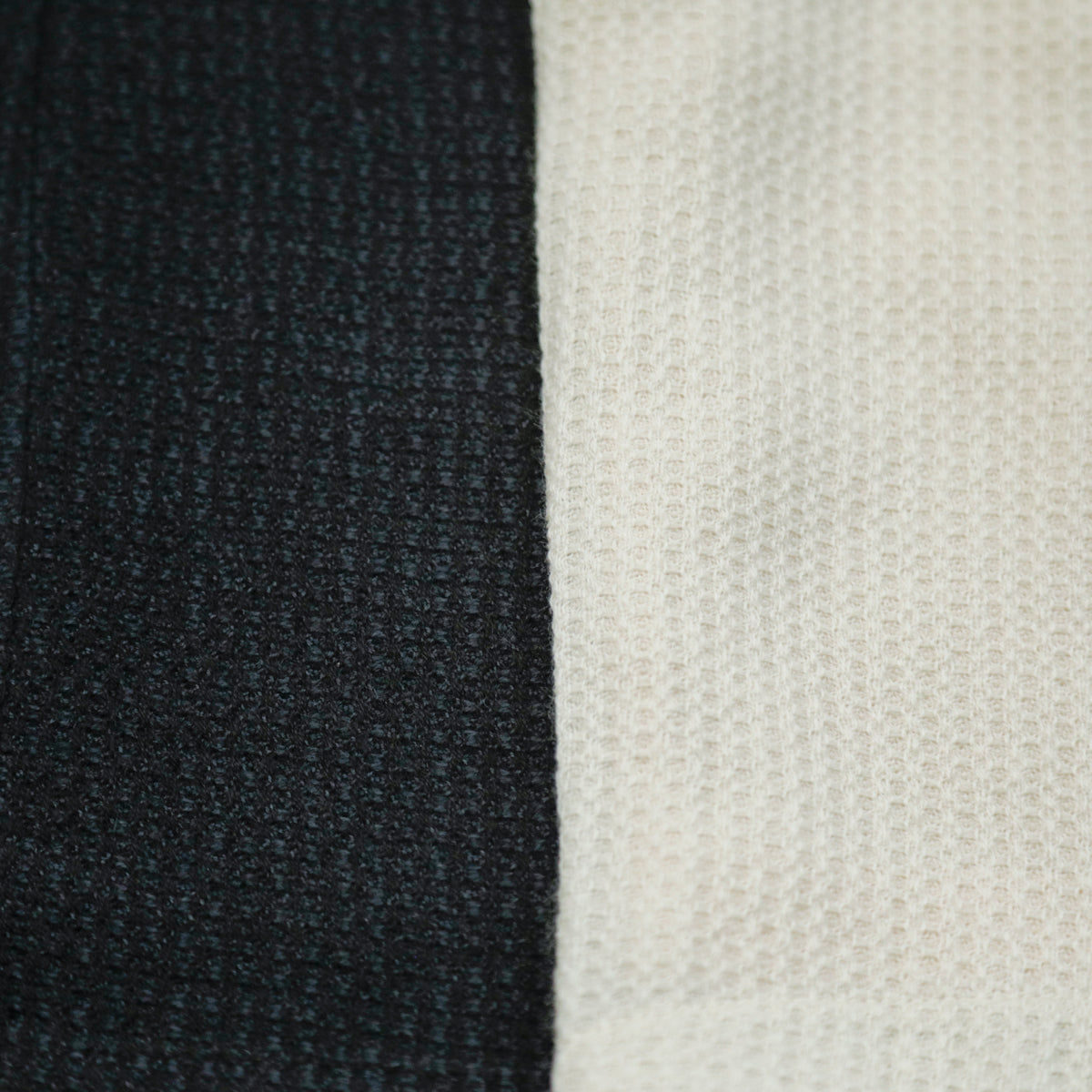 左：Charcoal、右：Ecru