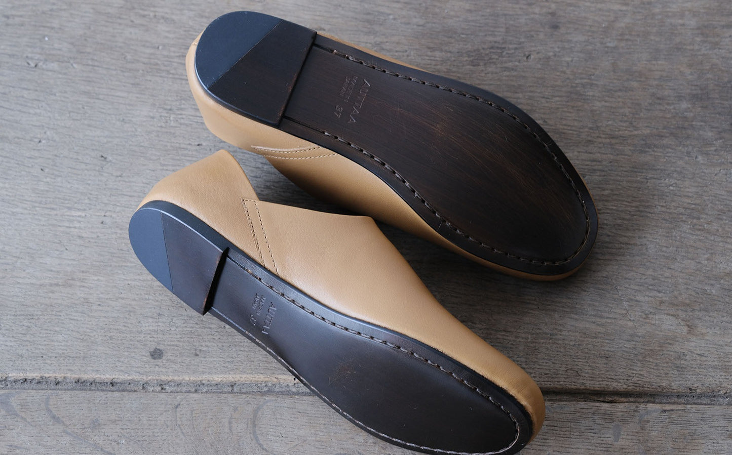 【受注商品】［AUTTAA］ルームシューズ２smooth kip