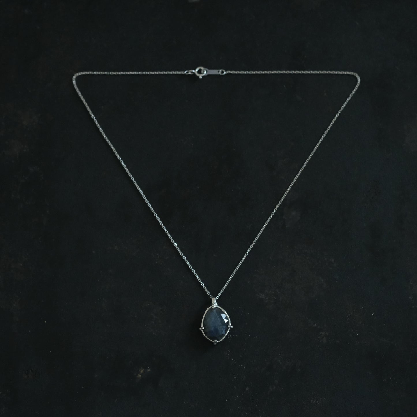 ［装身具LCF］ブラックオパールの首飾り