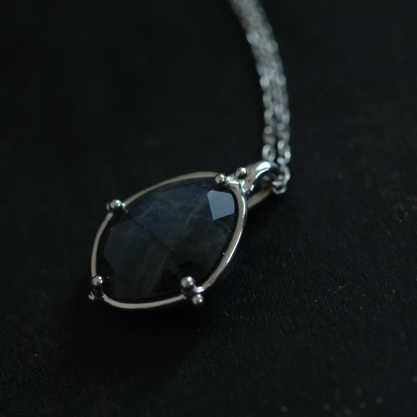 ［装身具LCF］ブラックオパールの首飾り