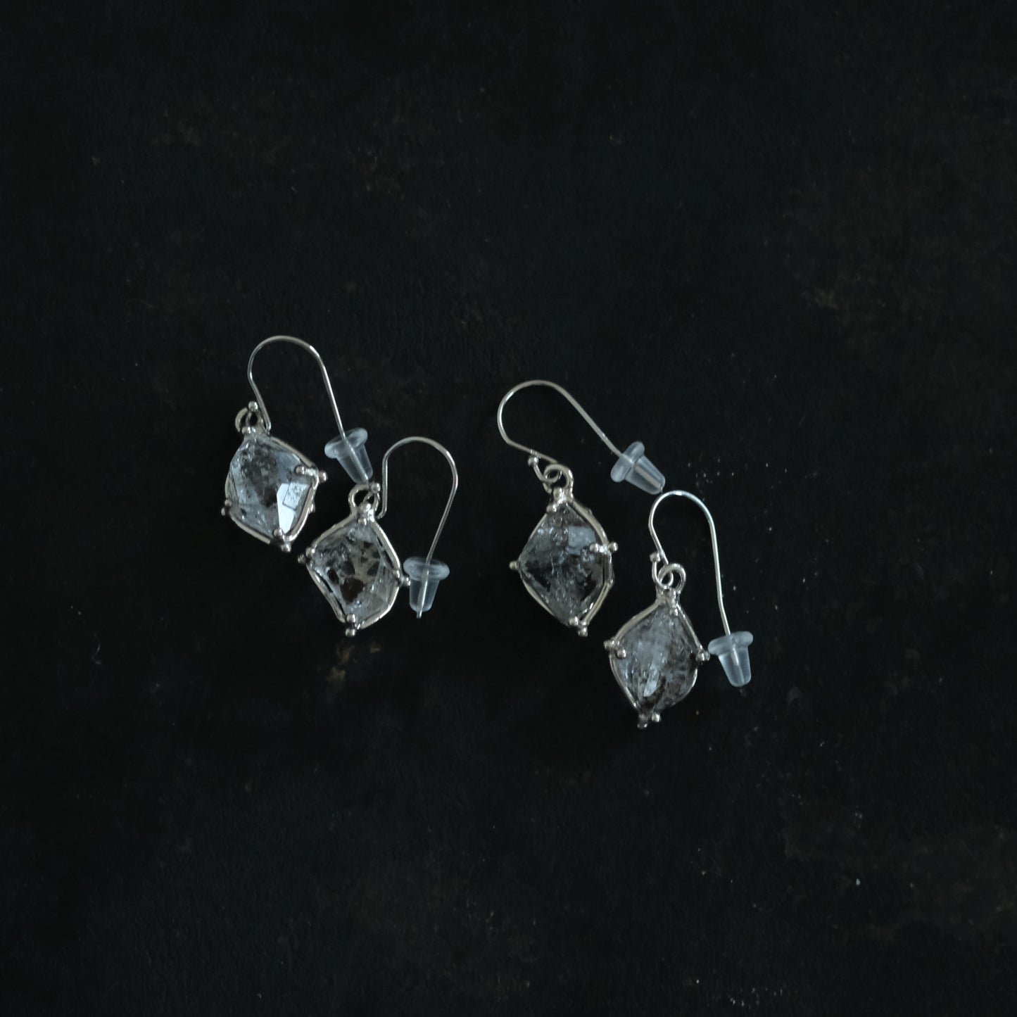 ［装身具LCF］原石水晶のぶらさがりピアス