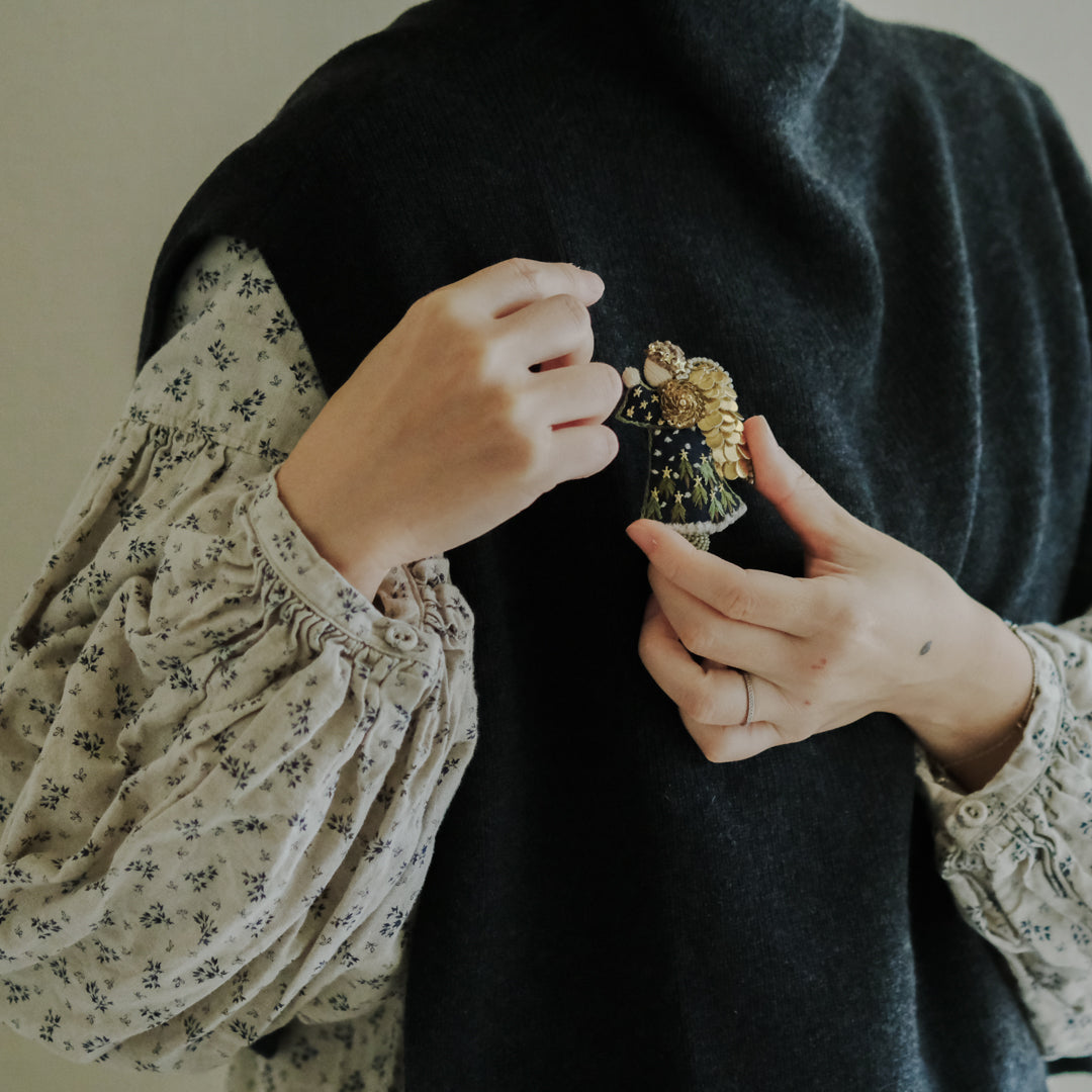 胸元にそっとつけて