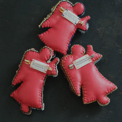 裏布はブランドのイメージカラーである赤