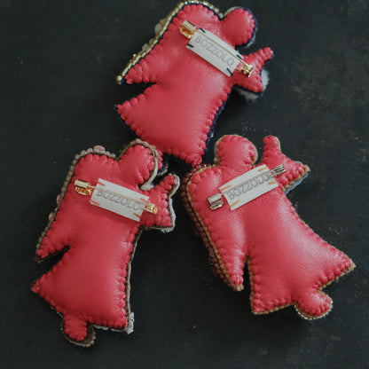 裏布はブランドのイメージカラーである赤