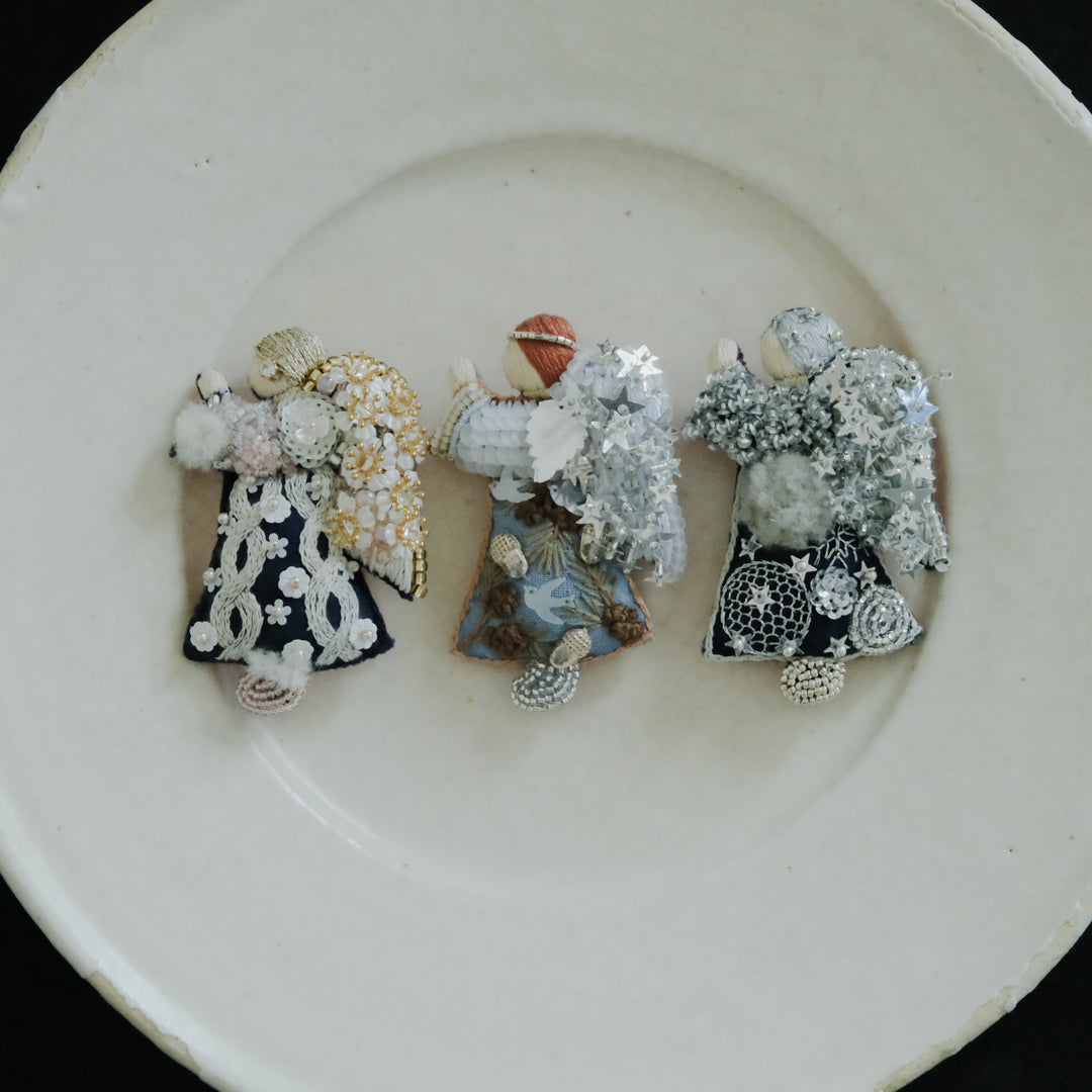 左から祈る天使 Brooch （D）、（E）、（F）