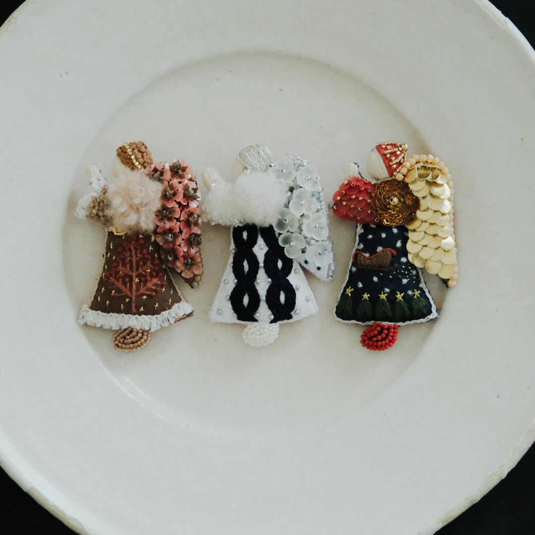 左から祈る天使 Brooch （J）、（K）、（L）