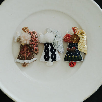 左から祈る天使 Brooch （J）、（K）、（L）