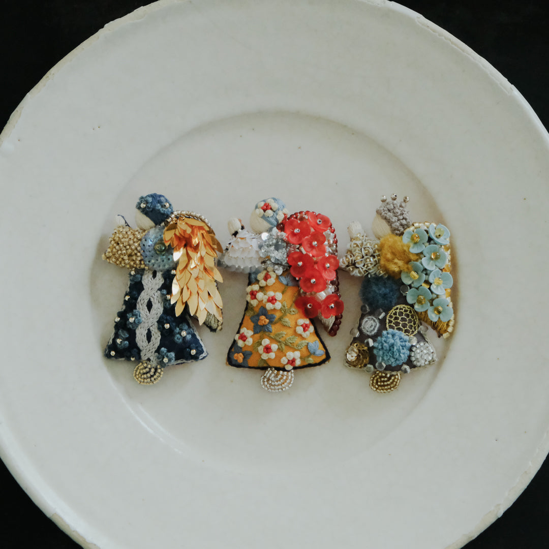 左から祈る天使 Brooch （M）、（N）、（O）
