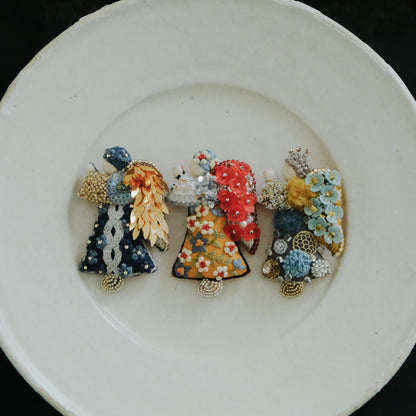 左から祈る天使 Brooch （M）、（N）、（O）