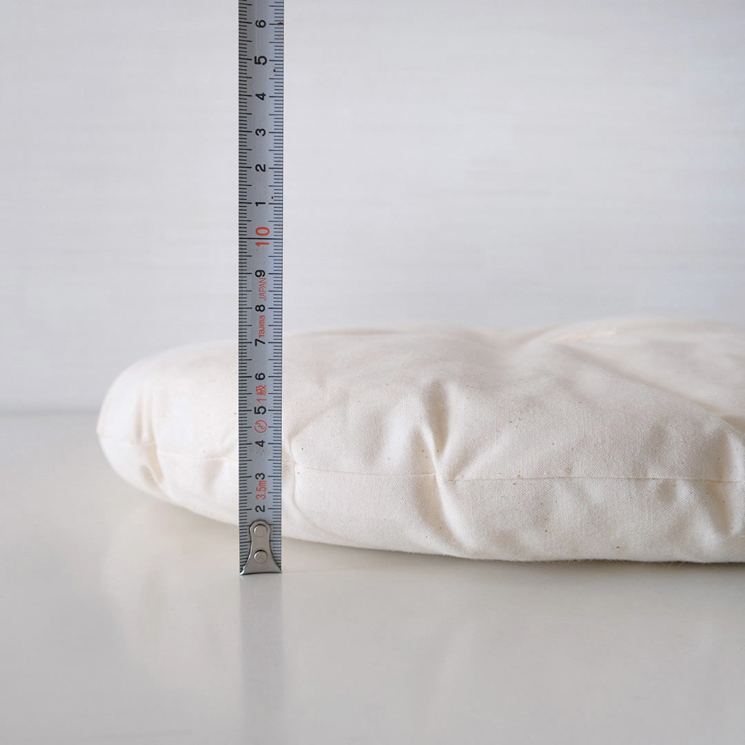 椅子敷きとして初めは少し高さが感じられますが、落ち着くと丁度よいかさになります