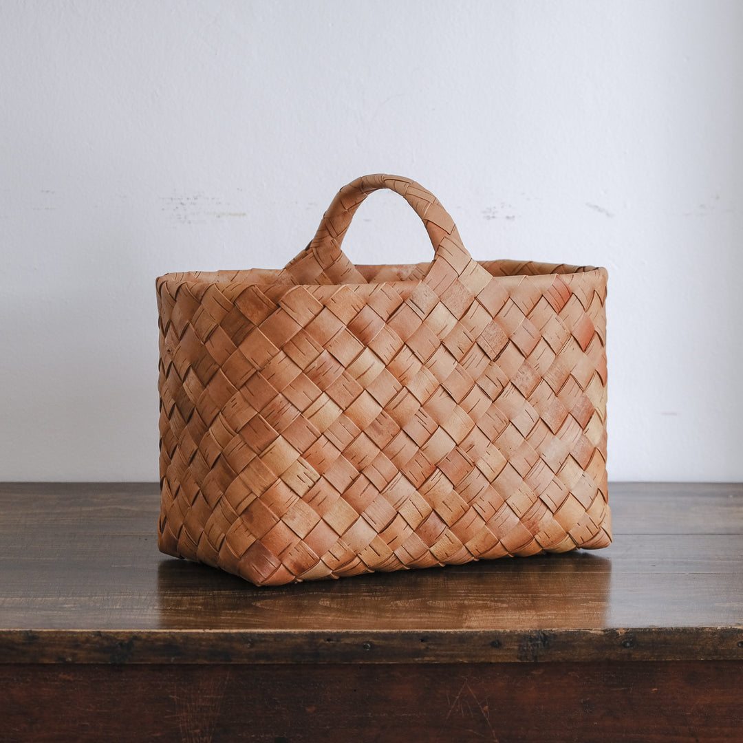 肌身離さず持ちたい。森の空気をまとう、やさしい白樺かご – Envelope