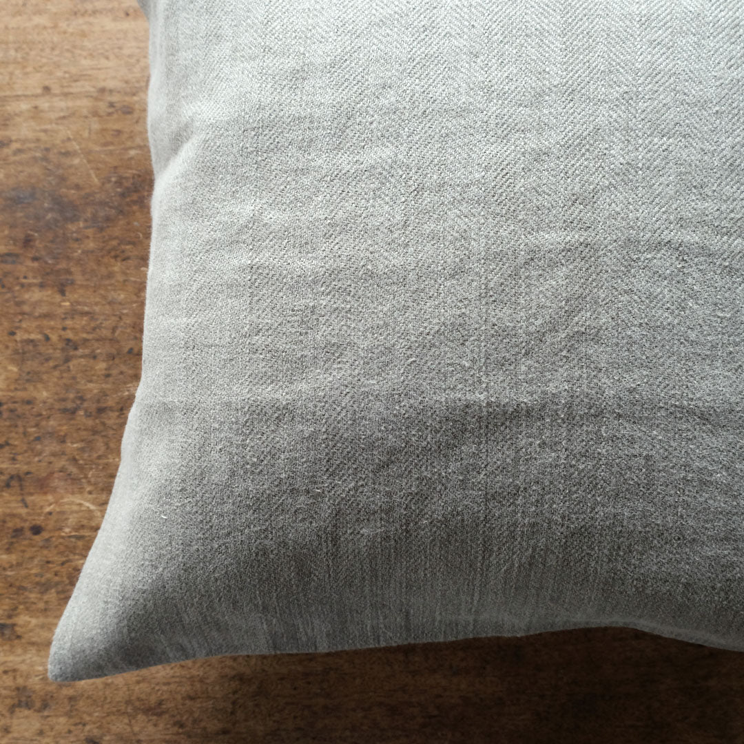 ウォッシュ加工の施された、ヴィンテージライクな風合い