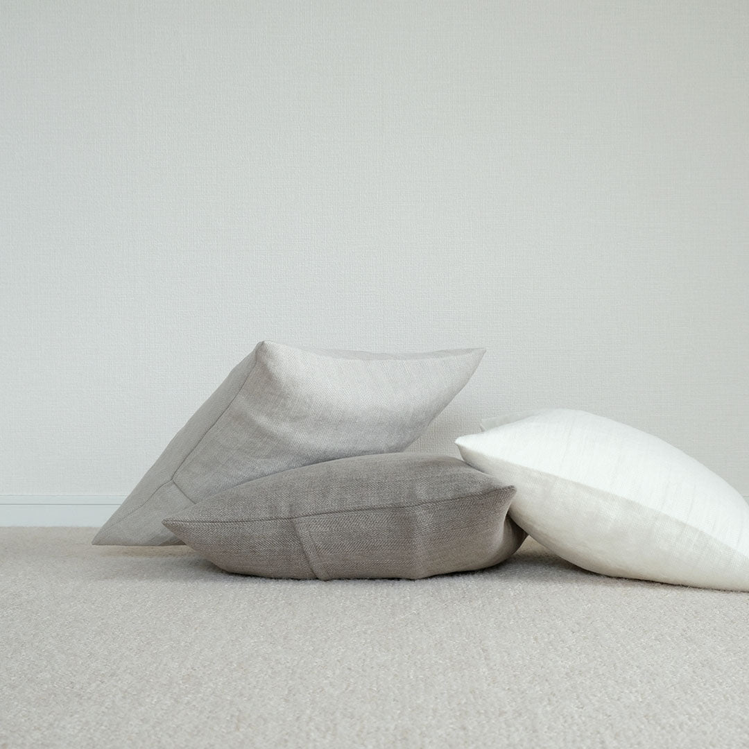 ダウンフェザーのたっぷり詰まったクッションです