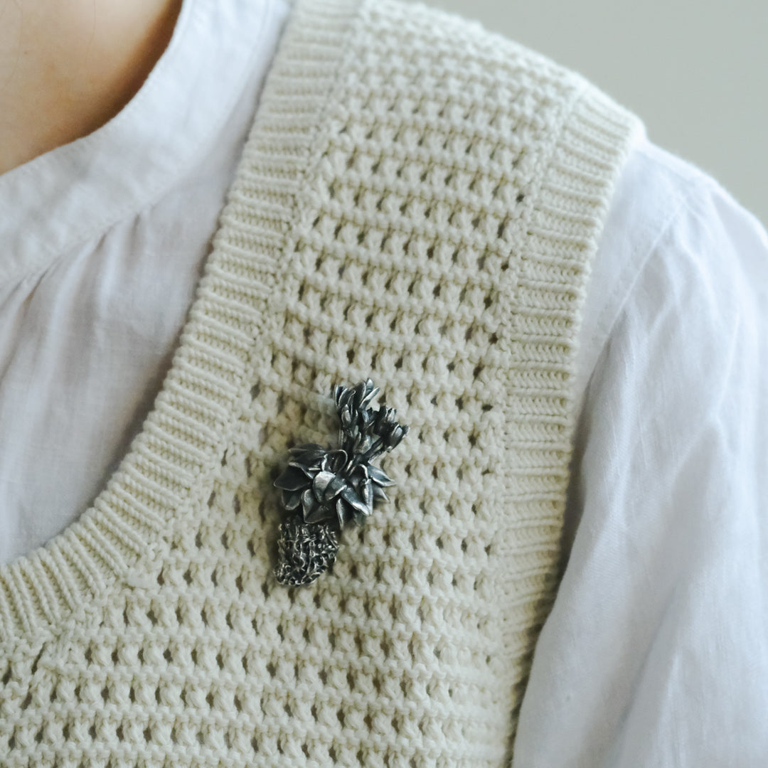 ［Furuhashi michiko］シクラメンの根付きのブローチ