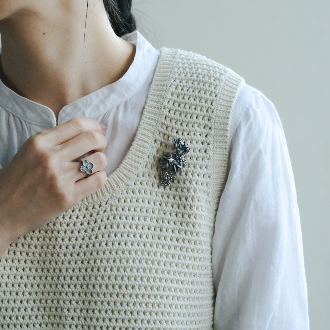 ［Furuhashi michiko］シクラメンの根付きのブローチ