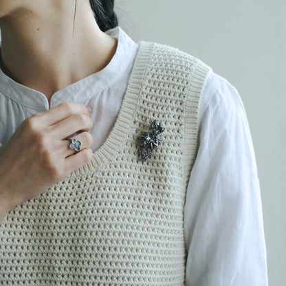 ［Furuhashi michiko］シクラメンの根付きのブローチ