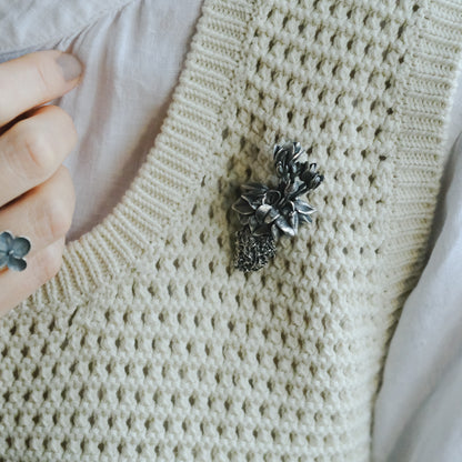 ［Furuhashi michiko］シクラメンの根付きのブローチ