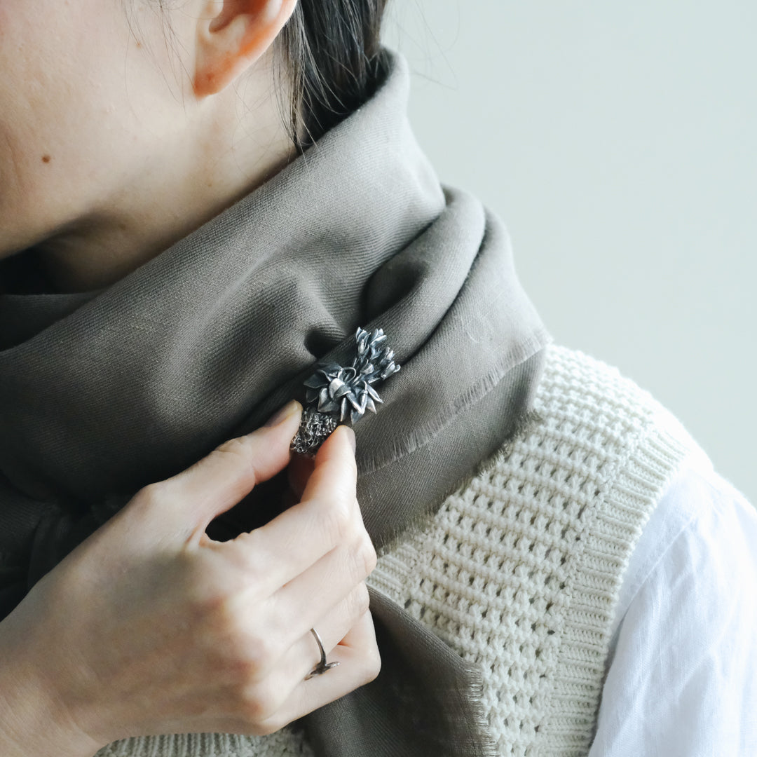 胸元に宿す、銀粘土のシクラメン – Envelope - エンベロープオンライン