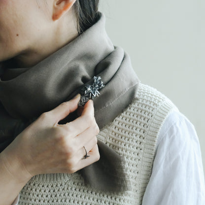 ［Furuhashi michiko］シクラメンの根付きのブローチ