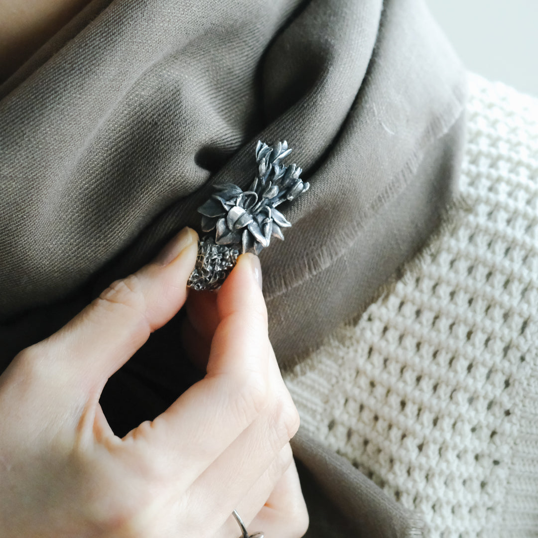 ［Furuhashi michiko］シクラメンの根付きのブローチ