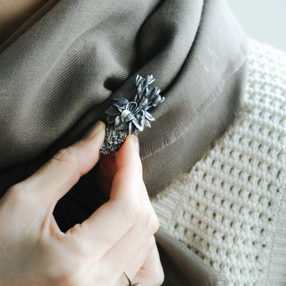 ［Furuhashi michiko］シクラメンの根付きのブローチ