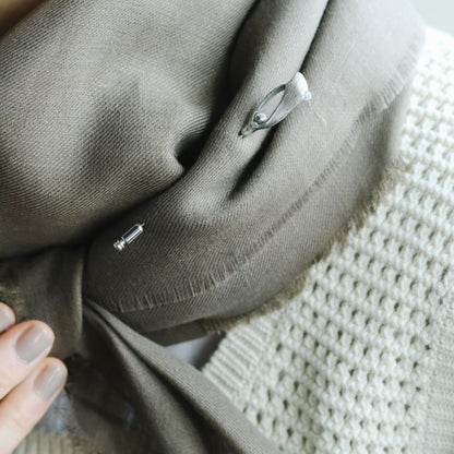 ［Furuhashi michiko］ヤドリギのクラバットピン