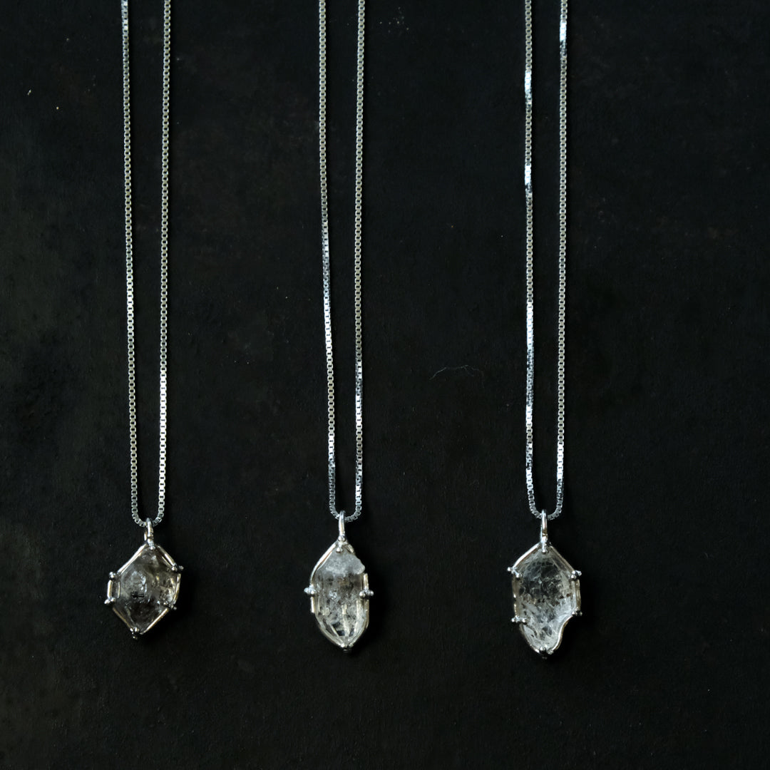 ［装身具LCF］原石水晶の首飾り