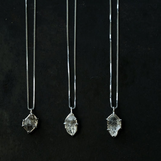 ［装身具LCF］原石水晶の首飾り