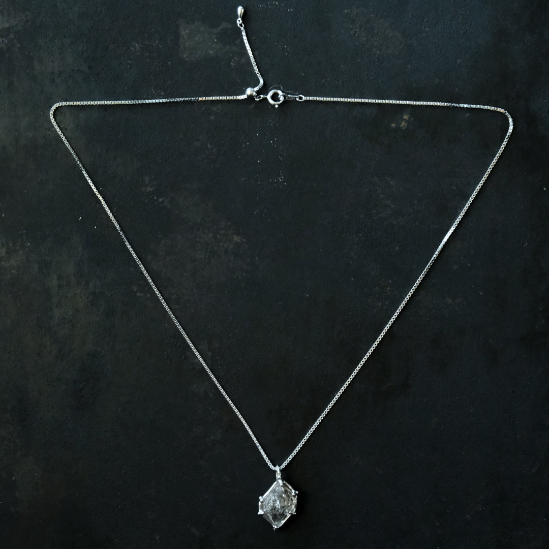 ［装身具LCF］原石水晶の首飾り