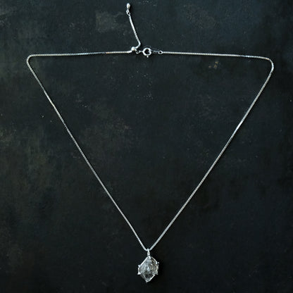 ［装身具LCF］原石水晶の首飾り