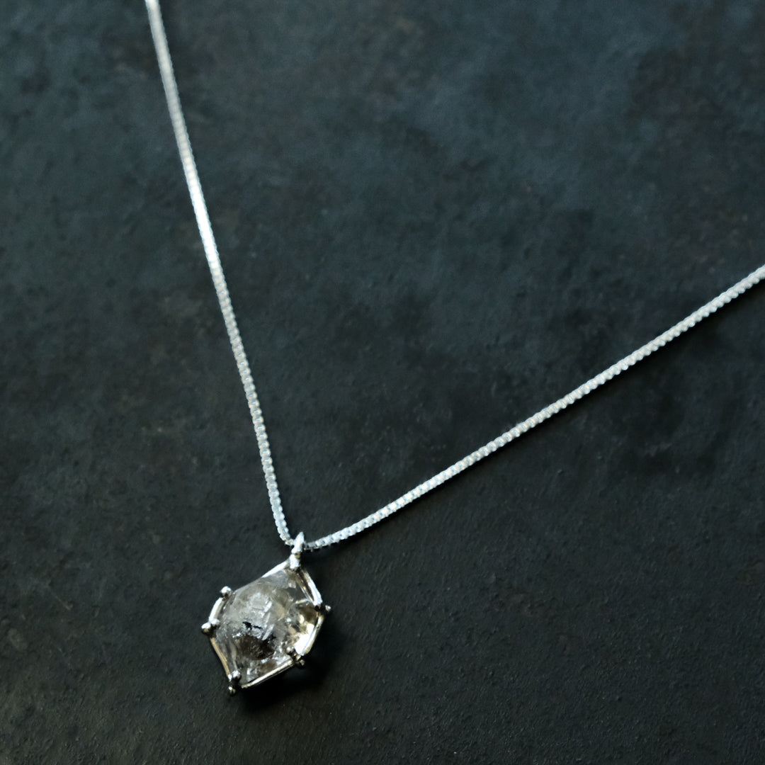 ［装身具LCF］原石水晶の首飾り