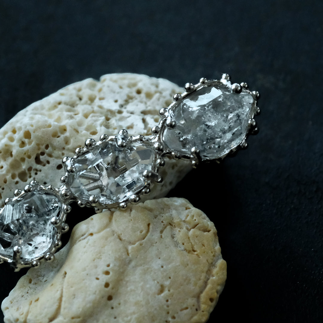 ［装身具LCF］原石水晶のピアス　三石