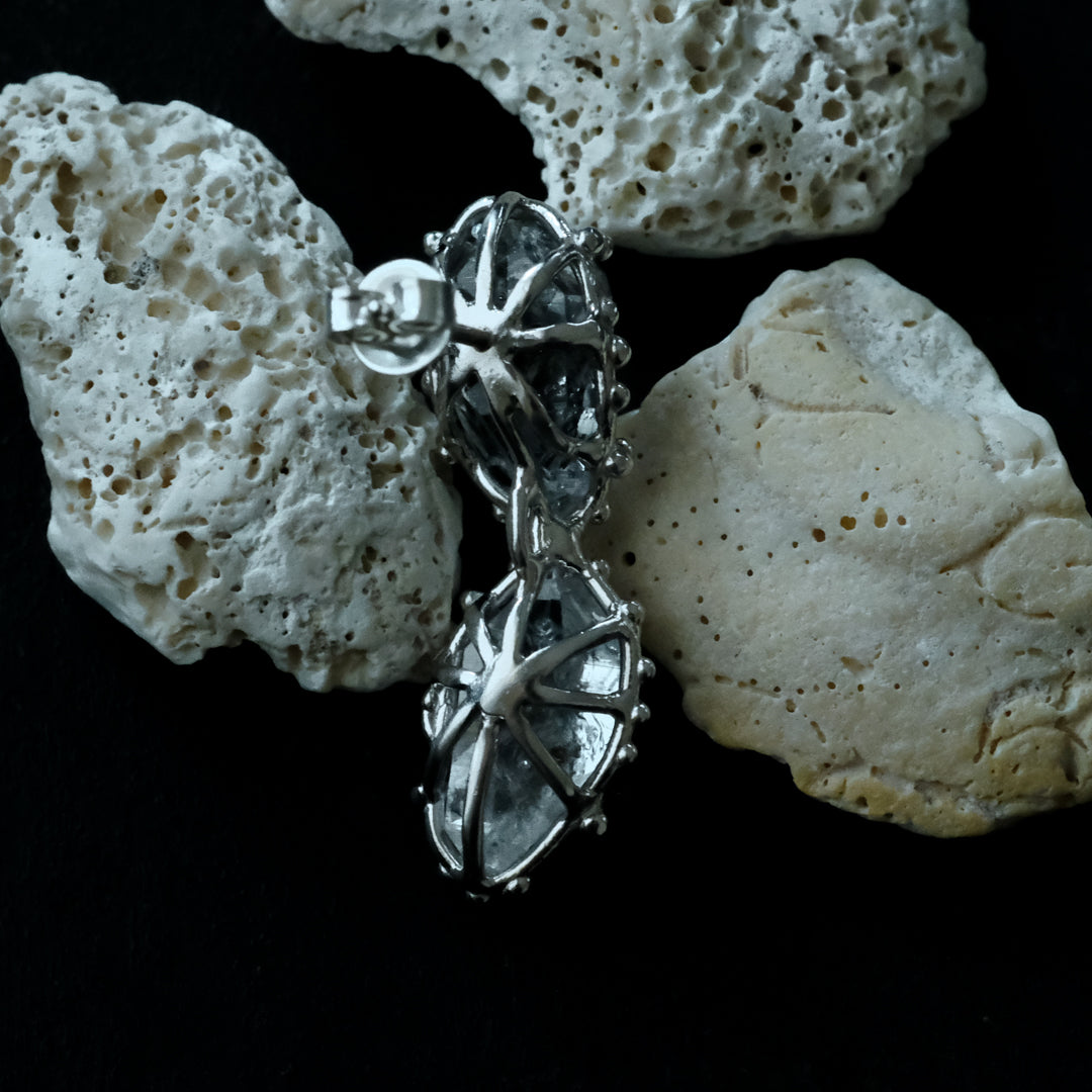 ［装身具LCF］原石水晶のピアス　二石