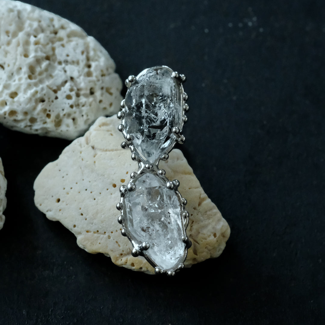 ［装身具LCF］原石水晶のピアス　二石