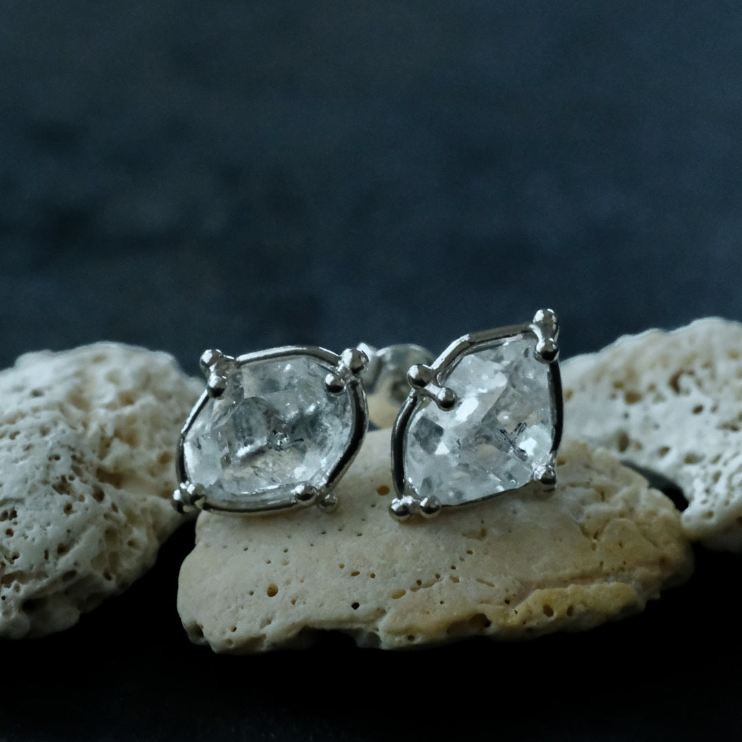 ［装身具LCF］原石水晶のピアス（直付け）