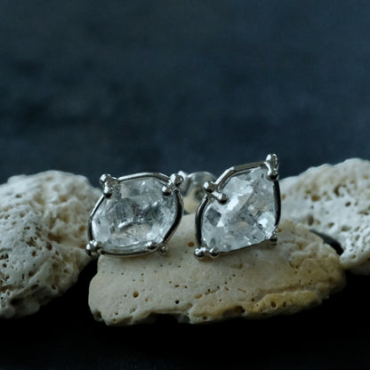 ［装身具LCF］原石水晶のピアス（直付け）
