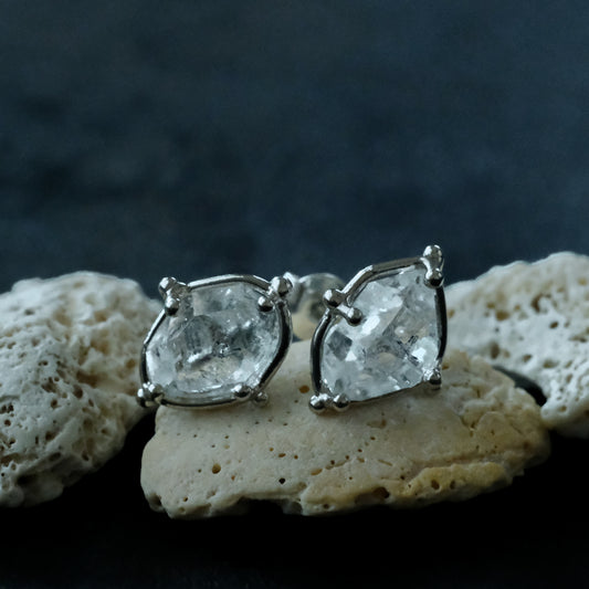 ［装身具LCF］原石水晶のピアス（直付け）