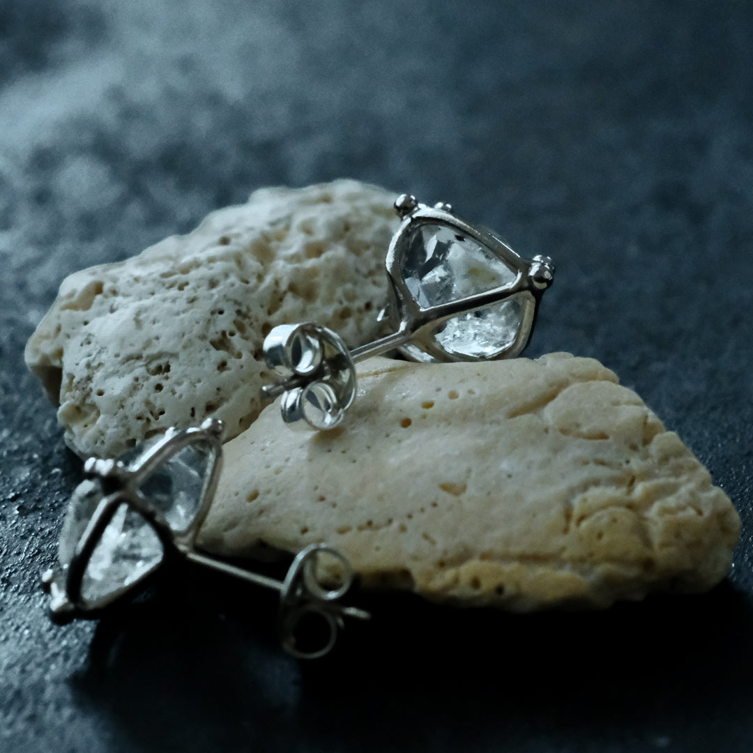 ［装身具LCF］原石水晶のピアス（直付け）