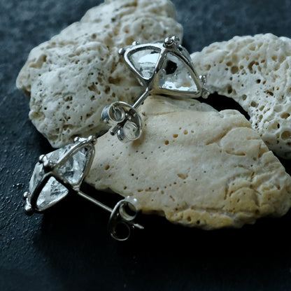 ［装身具LCF］原石水晶のピアス（直付け）