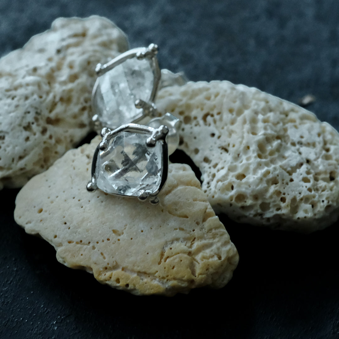 ［装身具LCF］原石水晶のピアス（直付け）