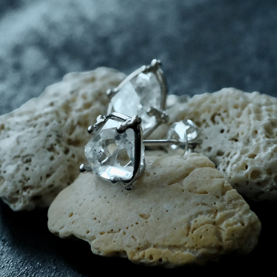 ［装身具LCF］原石水晶のピアス（直付け）