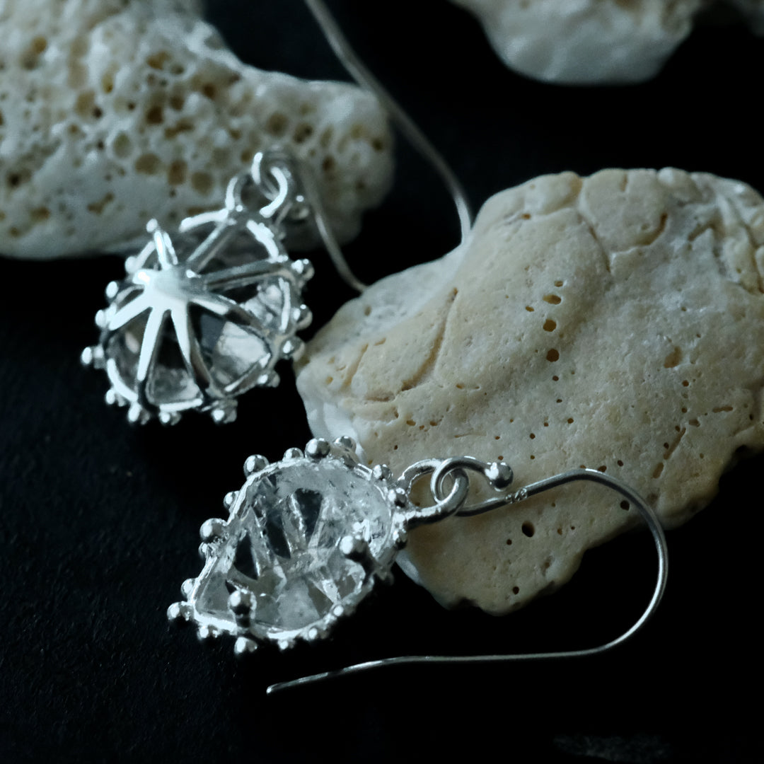 ［装身具LCF］原石水晶のぶらさがりピアス