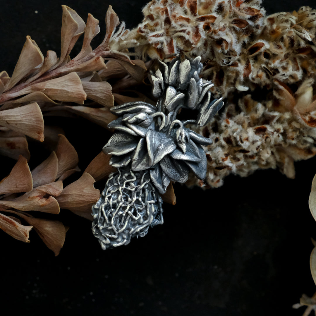 ［Furuhashi michiko］シクラメンの根付きのブローチ