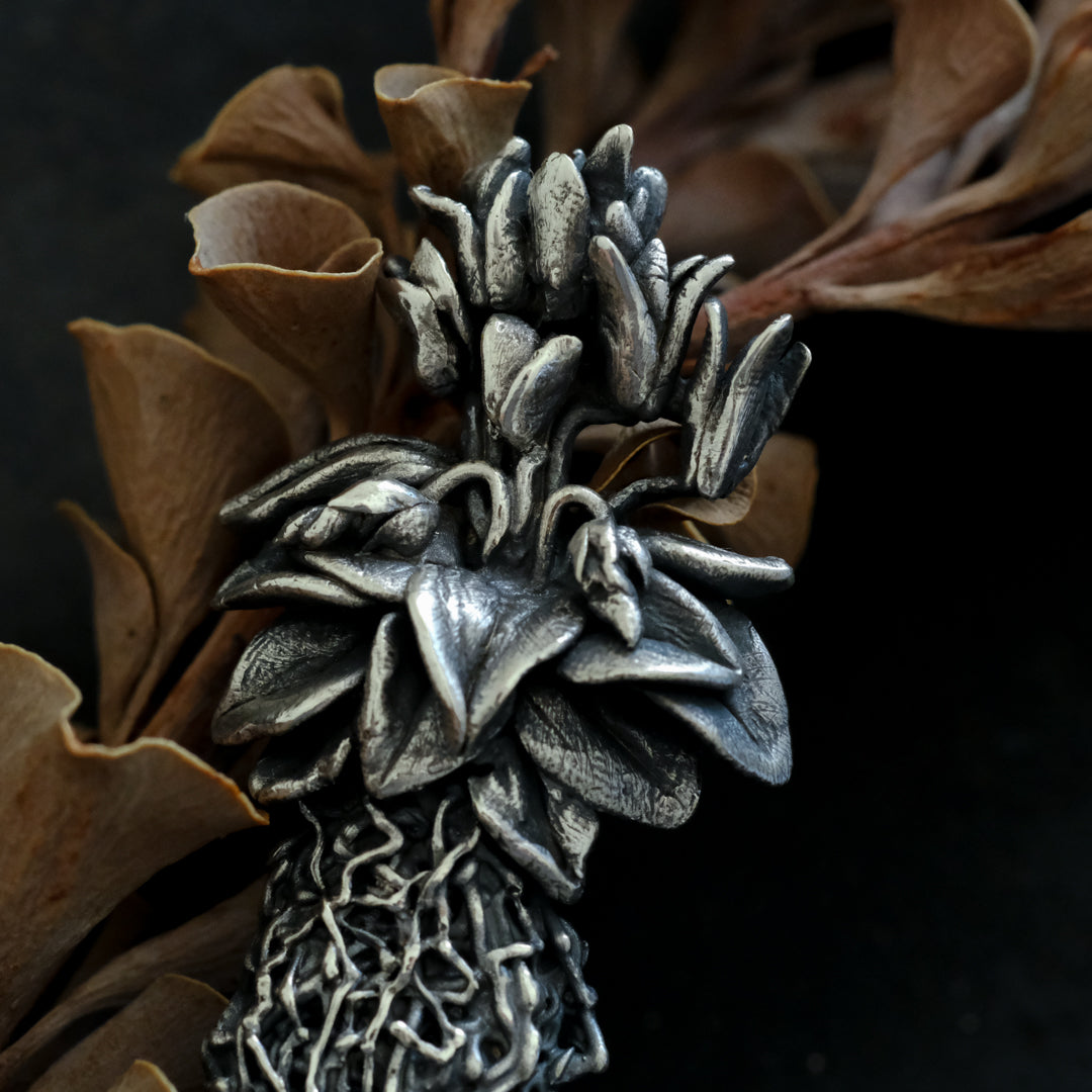 ［Furuhashi michiko］シクラメンの根付きのブローチ