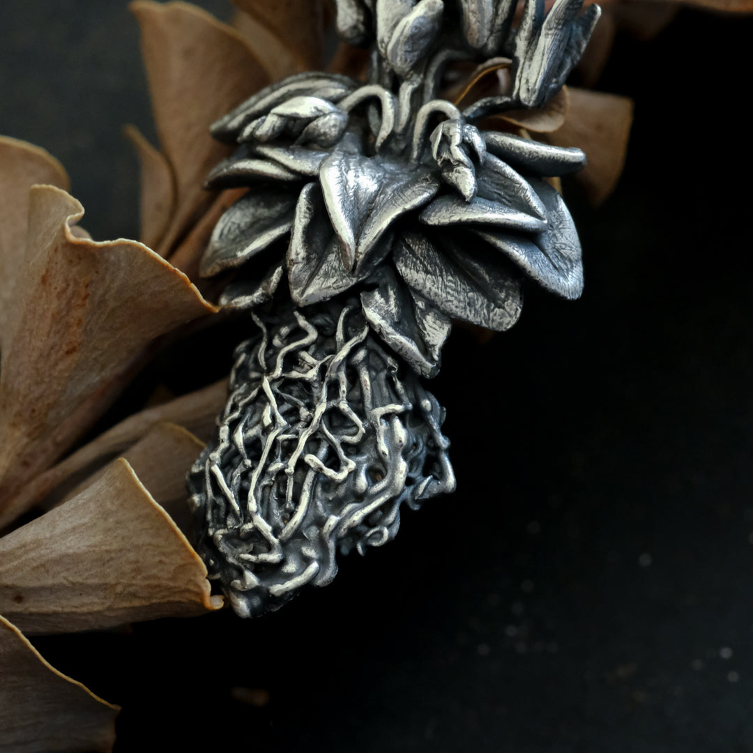 ［Furuhashi michiko］シクラメンの根付きのブローチ