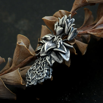 ［Furuhashi michiko］シクラメンの根付きのブローチ