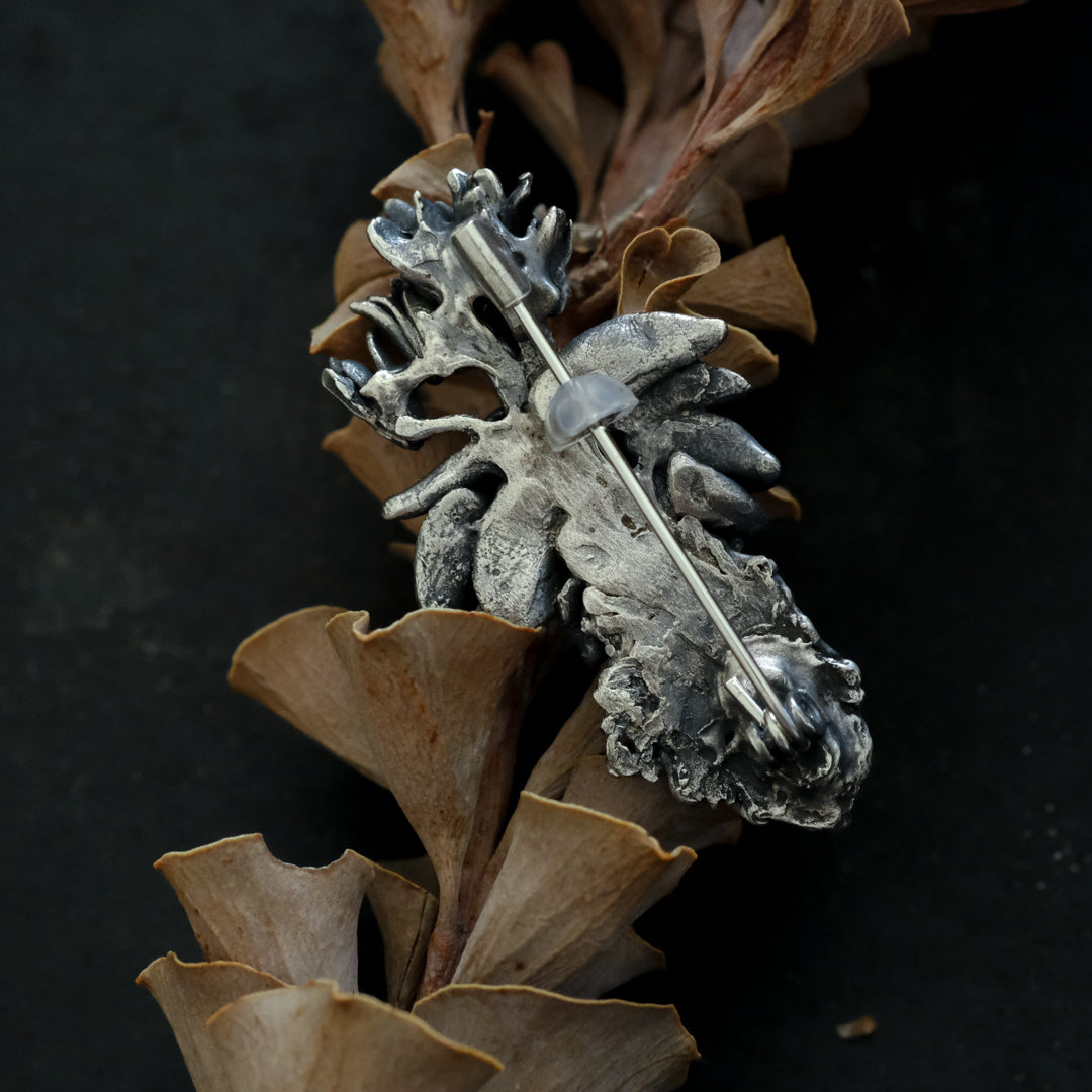 ［Furuhashi michiko］シクラメンの根付きのブローチ