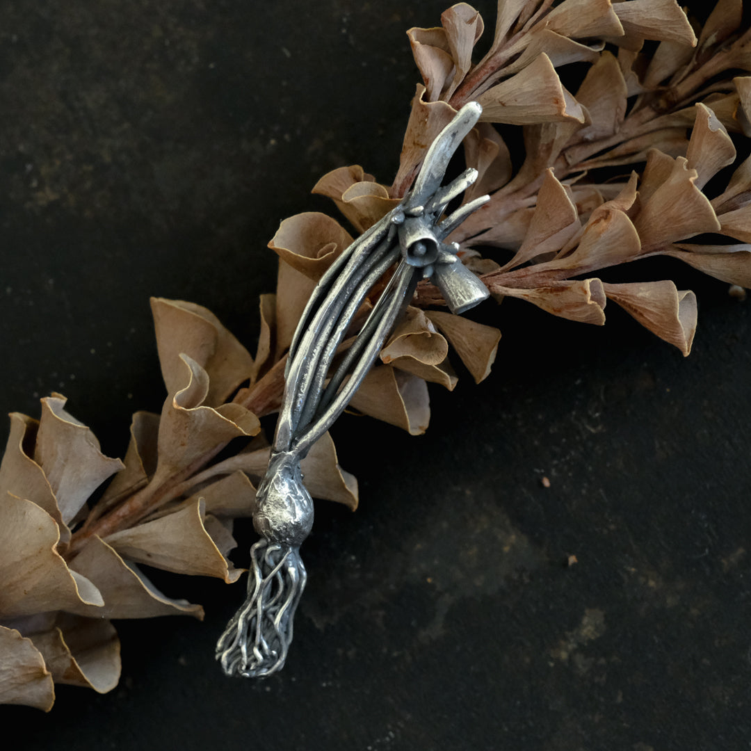 可憐なペチコート水仙のシルバーブローチ – Envelope - エンベロープ